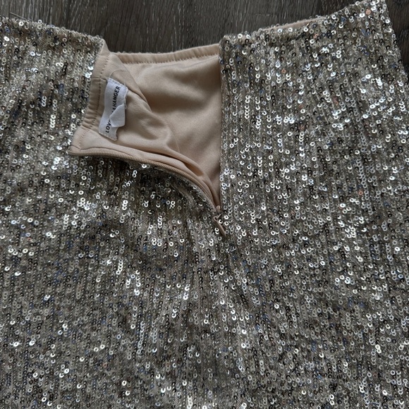 Love On A Hanger Sequin Mini Skirt in Gold Size 5 - Picture 7 of 7
